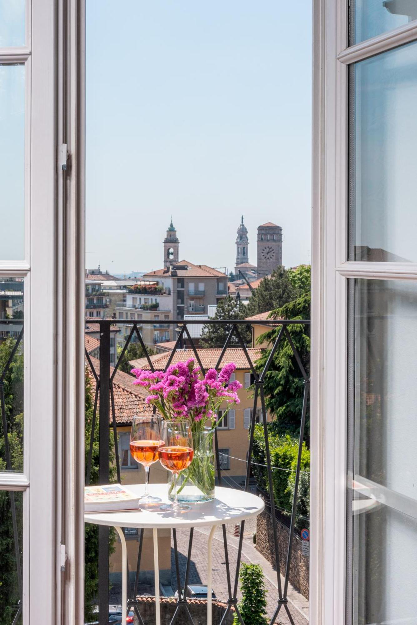 Rego Apartments - Boutique Aparthotel With Some Off-Site Apartments In A Charming Historic District Close To Upper Town Bérgamo Quarto foto